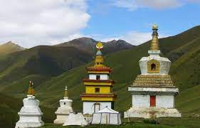 File:Pal Nyenlung Tekchen Chokor Ling stupas.jpeg