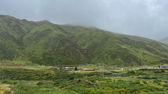 Bater Drak, one of the places where Düdjom Lingpa revealed one of the khajang of the Zabsang Khandro Nyingtik terma cycle.