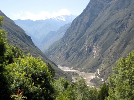 A tributary of the Dri Chu (Yangtze).