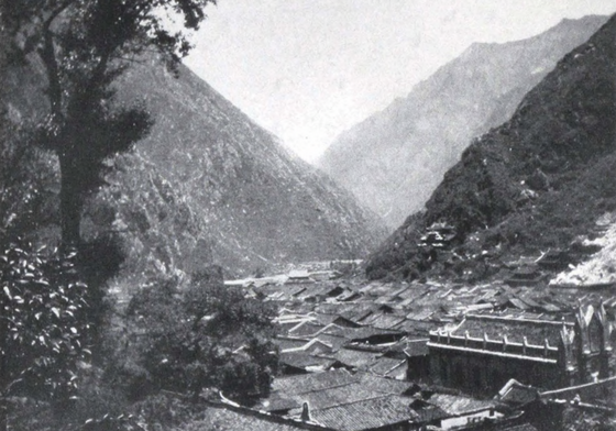 The capital of the Kingdom of Chakla, in the southeast of Kham.