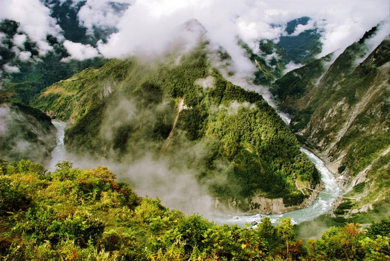 A béyul (hiddend-land) sandwiched between the Tibetan plateau and the slopes of the Brahmaputra.