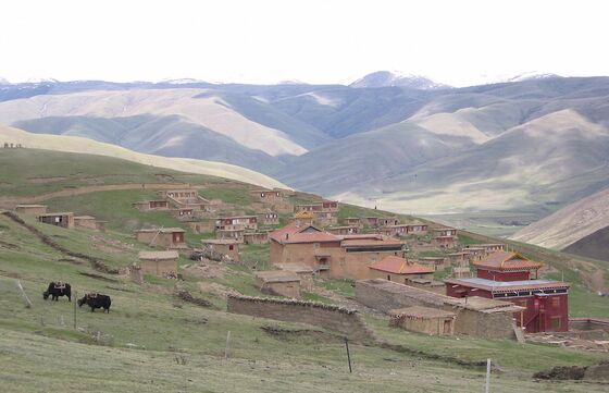 A monastery in the Nyi Chu Valley, and the home of the Sögen Tulku line of incarnations.