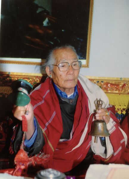 File:Lama Chönyi Longdrol practising.jpg
