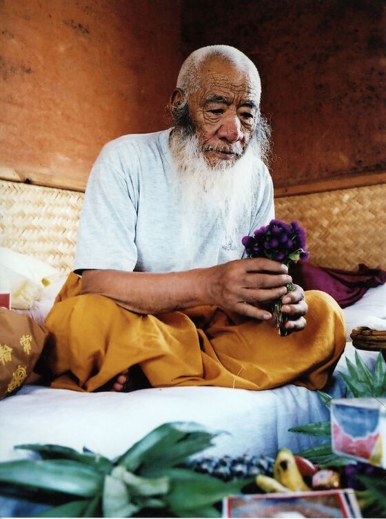 A main student of Khenpo Ngawang Palzang, Déwé Dorjé and Düdjom Jikdral Yéshé Dorjé.