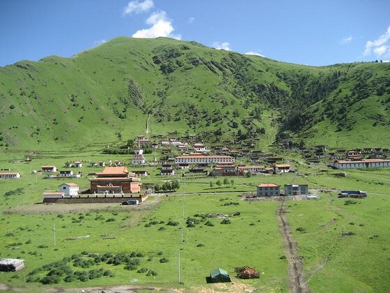 The main Longchen Nyingtik monastery in the Do Chu Valley (Golok).