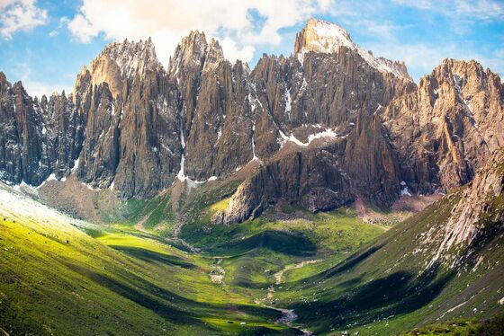A range of quasi-mystical peaks, rises in the southeast of Golok as the seat of the second most important mountain deity in Golok.