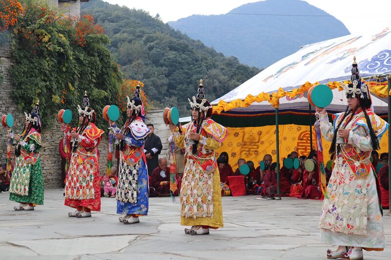 File:DZK Dances 01.jpg