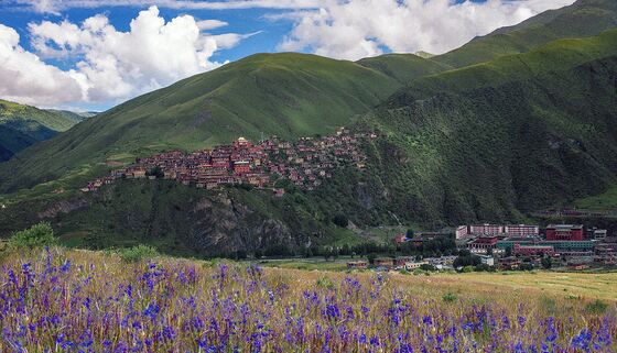 The main Sakya monastery in Kham.
