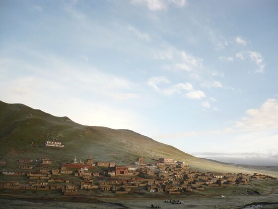 The stronghold of Düdjom Lingpa's family in the upper part of the Do Chu Valley.