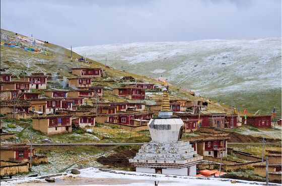 A Longchen Nyingtik monastery founded by the First Dodrubchen Jikmé Trinle Özer.